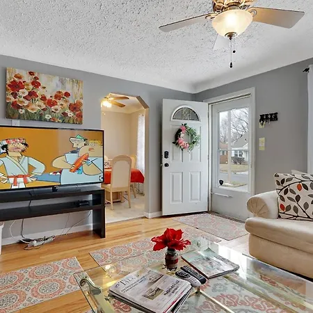 Super Cute & Cool Home With 65Inch Tv 2Baths 4 Bedrooms 2King Beds Bbq Grill Fenced Backyard